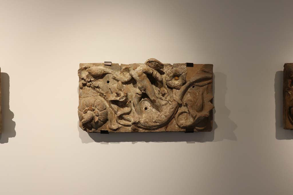 VI.17.42, Pompeii. February 2021. Terracotta plaque found in VI.17.42, on display in Antiquarium, from Insula Occidentalis. 
Photo courtesy of Fabien Bièvre-Perrin (CC BY-NC-SA).