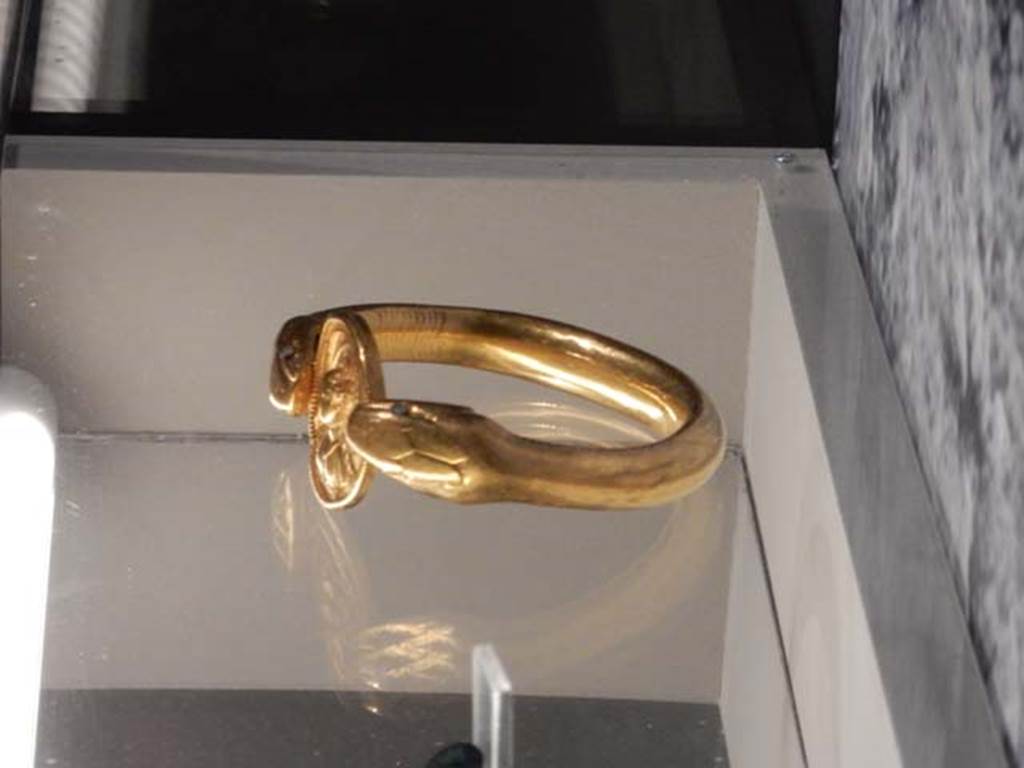 VI.17.42, Pompeii, May 2018. Detail of golden bracelet. Parco Archeologico di Pompei, inventory number 14268.   
Photo courtesy of Buzz Ferebee.