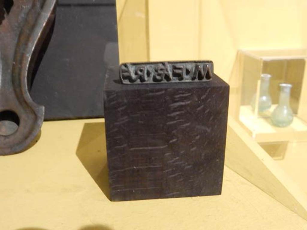 VI.17.42, Pompeii, May 2018. Bronze signet ring seal of Marcus Fabius Rufus, Parco Archeologico di Pompei, inventory number 14250.
Photo courtesy of Buzz Ferebee.
