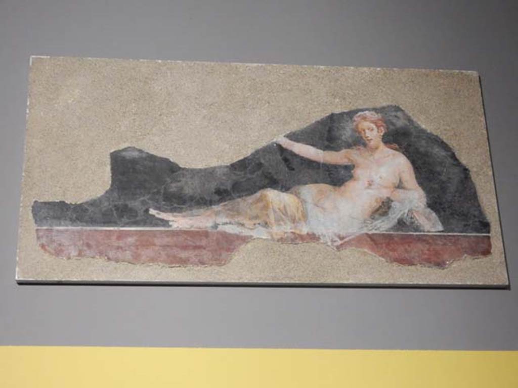 VI.17.42 Pompeii, May 2018. According to the information notice-board –
“This fresco was stolen on 31st May 1975 from the deposit where it was stored.
In 2008, it was recovered by the Carabinieri Command for the Protection of Cultural Heritage from an American Museum and returned to the site”.
Photo courtesy of Buzz Ferebee.