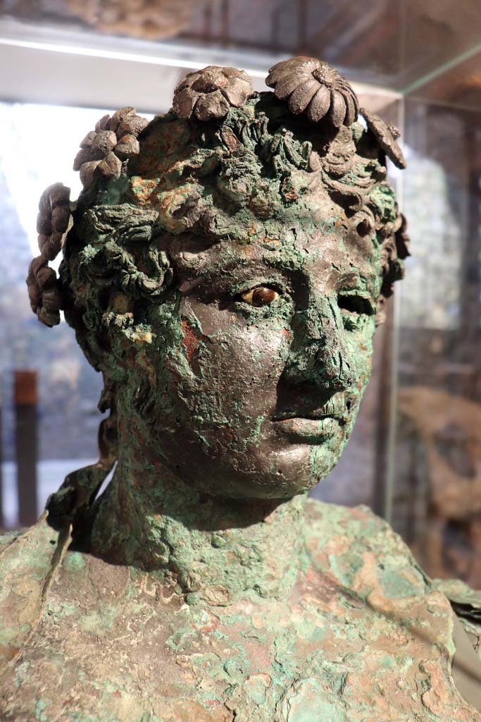 VI.17.42 Pompeii. February 2021. 
Bronze bust of Dionysus. Photo courtesy of Fabien Bièvre-Perrin (CC BY-NC-SA).