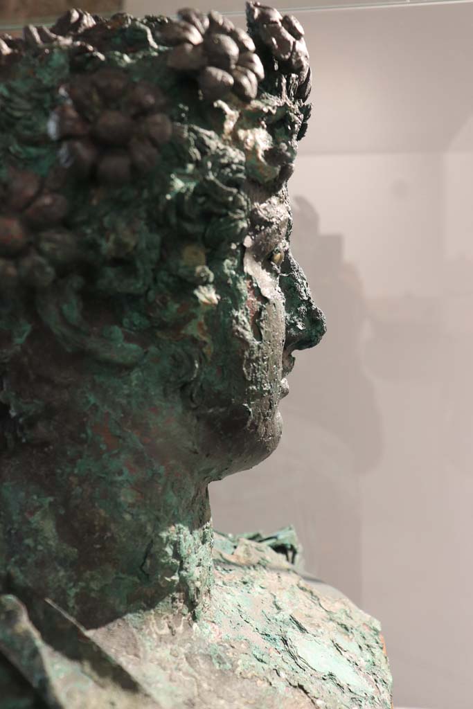 VI.17.42 Pompeii. February 2021. 
Detail of bronze bust of Dionysus. Photo courtesy of Fabien Bièvre-Perrin (CC BY-NC-SA).