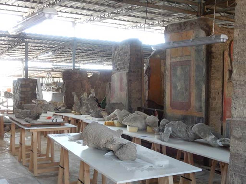 VI.17.42 Pompeii. May 2015. Looking towards body-casts on north side of atrium.
Photo courtesy of Buzz Ferebee.