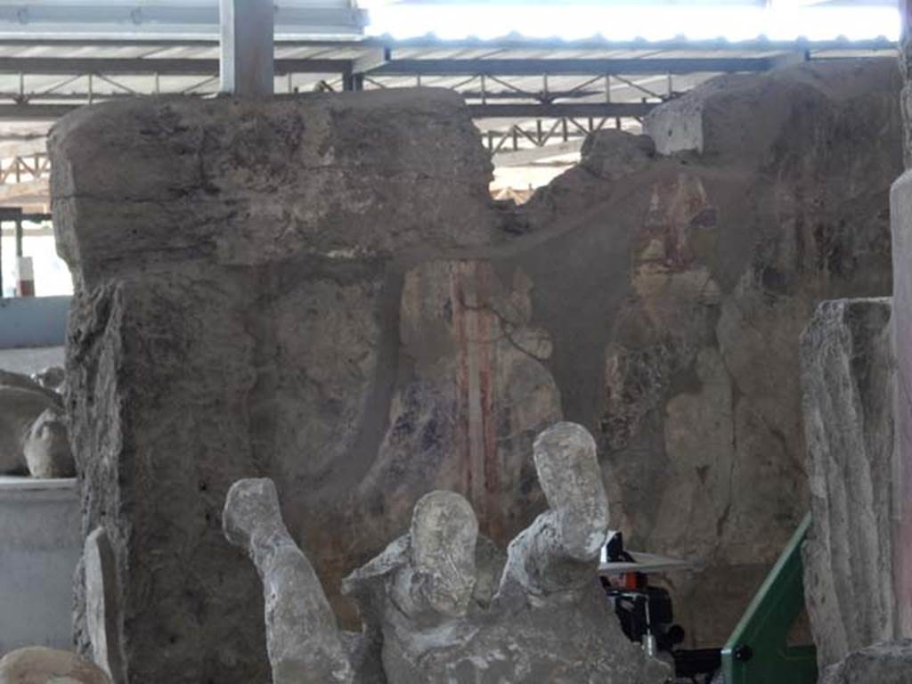 VI.17.42 Pompeii. May 2015. Detail of a body-cast on north-west side of atrium.