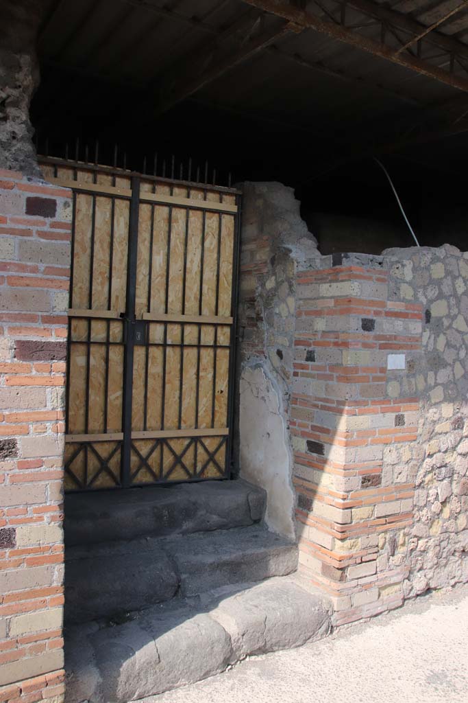 VI.17.42 Pompeii. September 2021. 
Steps to entrance on west side of Vicolo del Farmacista. Photo courtesy of Klaus Heese.