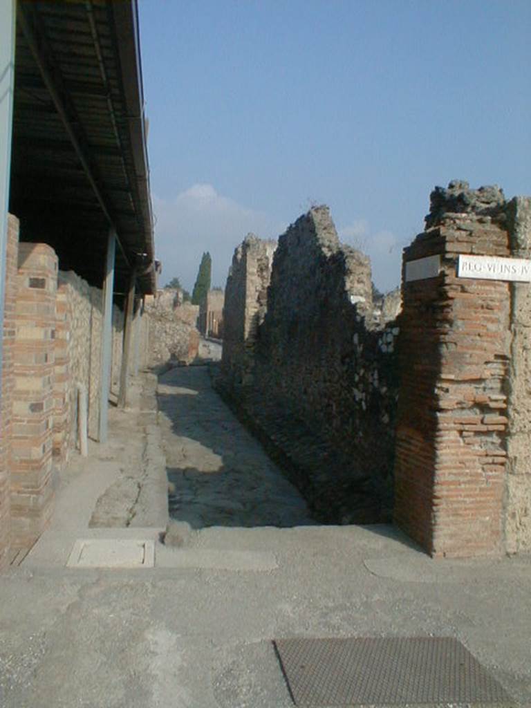VI.17.44 Pompeii. May 2005. Vicolo del Farmacista, looking north .