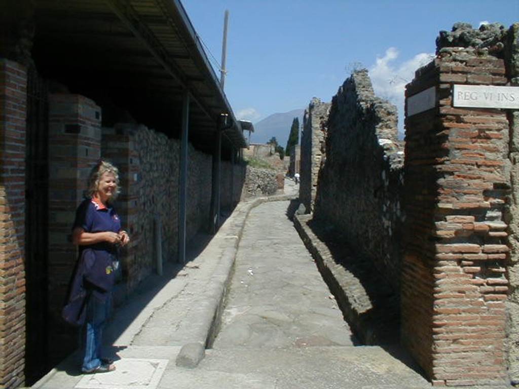 VI.17.44 Pompeii. May 2004. Vicolo del Farmacista, looking north. VI.4 on right.