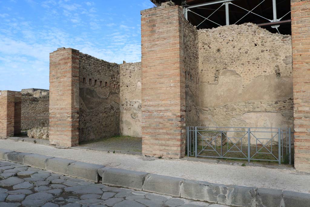 VII.1.1 Pompeii, on left, VII.1.2, centre, and VII.1.3, on right. December 2018. 
Looking north on Via dell’Abbondanza. Photo courtesy of Aude Durand.