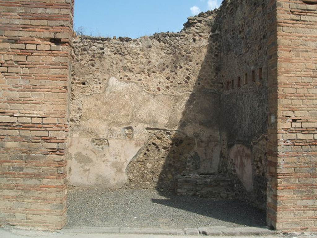 VII.1.2 Pompeii. May 2005. Entrance.  In June 1855, a graffito was found on the pilaster on the right, between VII.1.2 and VII.1.3 (see VII.1.3)