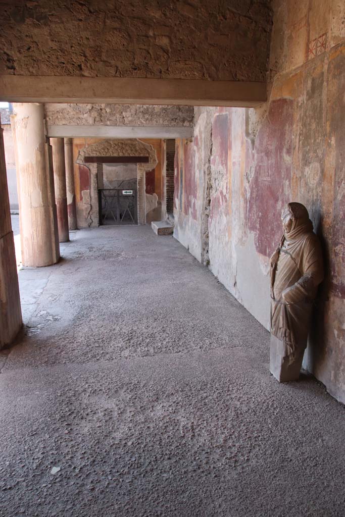 VII.1.8 Pompeii. September 2021. 
North side of portico B, looking west to room Q. Photo courtesy of Klaus Heese.