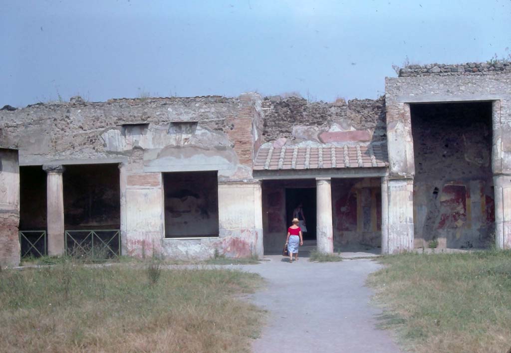 VII.1.8 Pompeii. August 1976. Looking towards north portico B. 
Photo courtesy of Rick Bauer, from Dr George Fay’s slides collection.