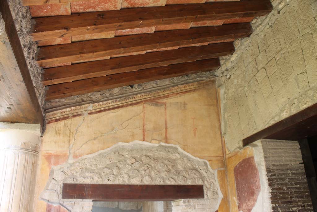 VII.1.8 Pompeii. March 2014. Looking towards upper west wall on north portico B, above doorway to room Q.
Foto Annette Haug, ERC Grant 681269 DÉCOR