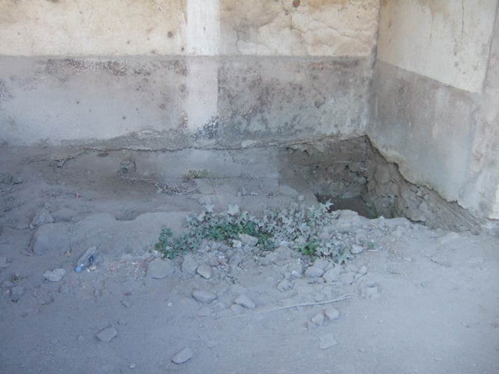 VII.1.8 Pompeii. December 2006. Looking north across floor of room Q, the office of the baths superintendent.