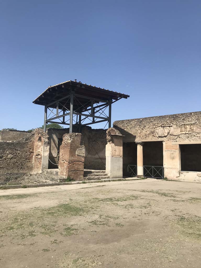 VII.1.8 Pompeii. April 2019. Looking towards north-west corner of gymnasium C and entrance to nymphaeum G, with steps.
Photo courtesy of Rick Bauer.