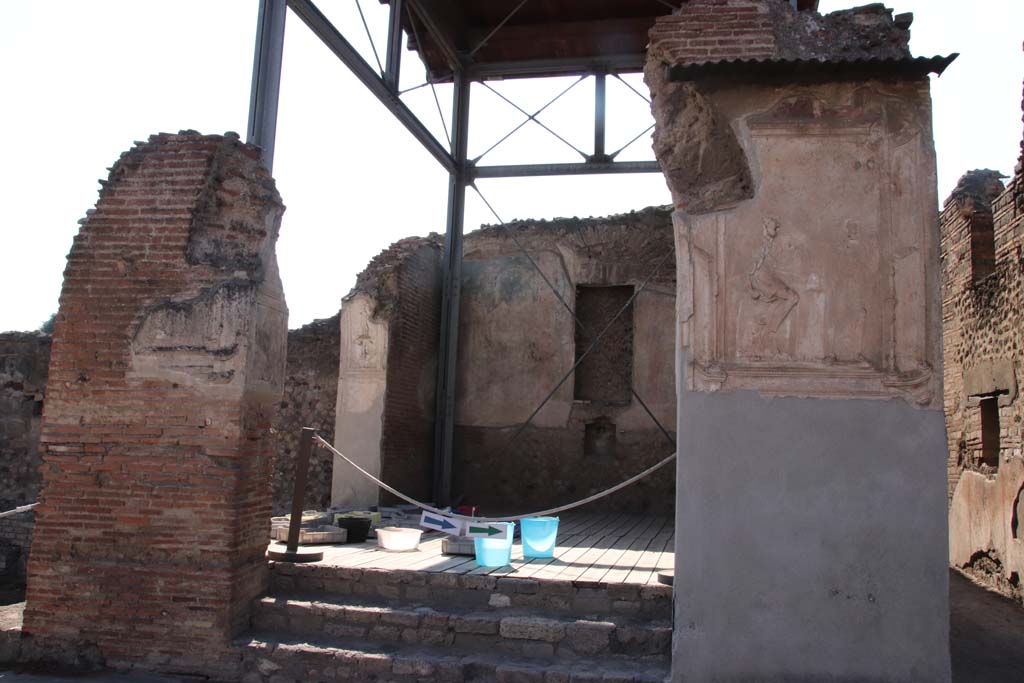 VII.1.8 Pompeii. September 2021. 
Looking west to entrance to nymphaeum G in north-west corner of gymnasium C. Photo courtesy of Klaus Heese.