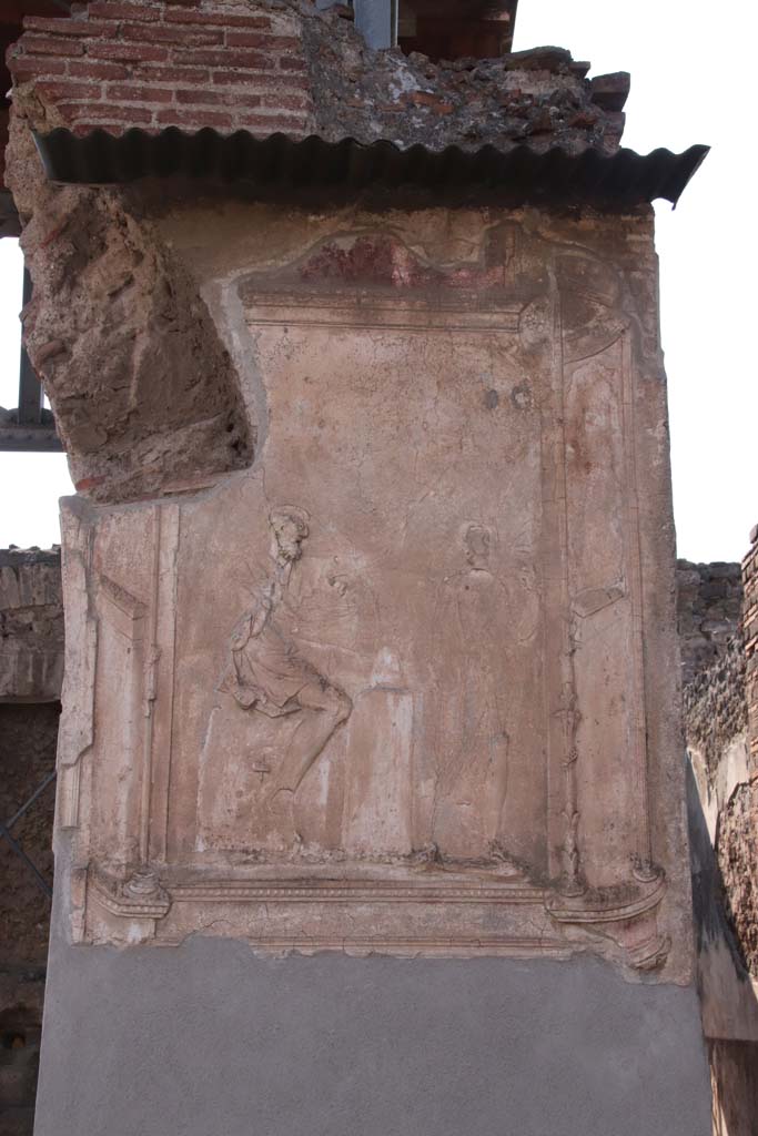 VII.1.8 Pompeii. September 2021. 
Pilaster on north side of nymphaeum G entrance. Photo courtesy of Klaus Heese.