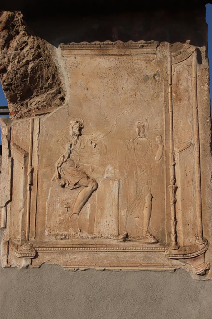 VII.1.8 Pompeii. October 2022. 
Detail from pilaster on north side of nymphaeum G entrance. Photo courtesy of Klaus Heese.