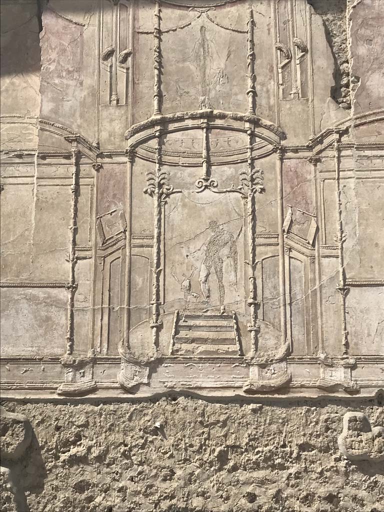 VII.1.8 Pompeii. April 2019. Stucco plaster on wall in south-west corner of gymnasium C. 
Photo courtesy of Rick Bauer.