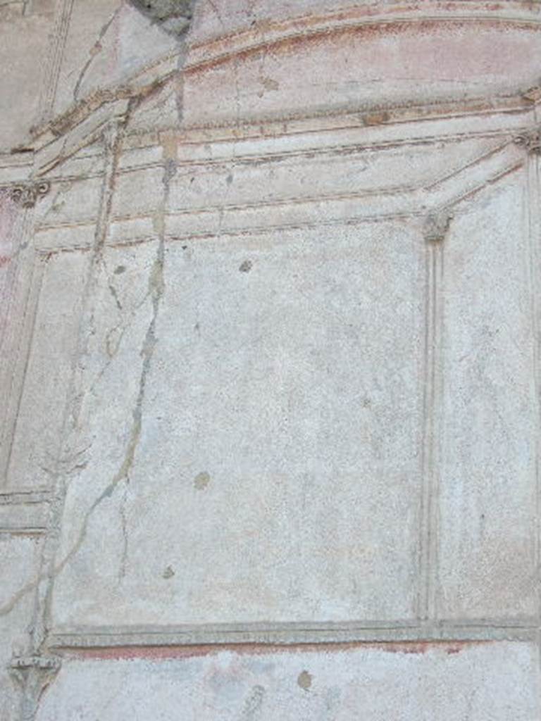 VII.1.8. Pompeii. September 2005.   Detail of plaster on wall in south west corner of gymnasium C.