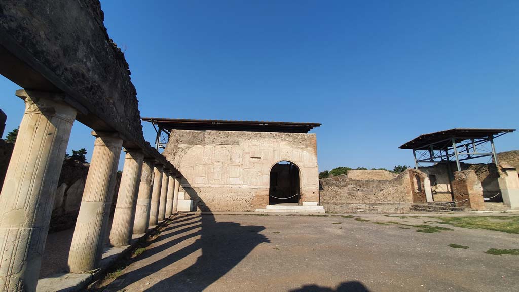VII.1.8 Pompeii. July 2021. Looking west across gymnasium C towards south-west corner and south portico B.
Foto Annette Haug, ERC Grant 681269 DÉCOR