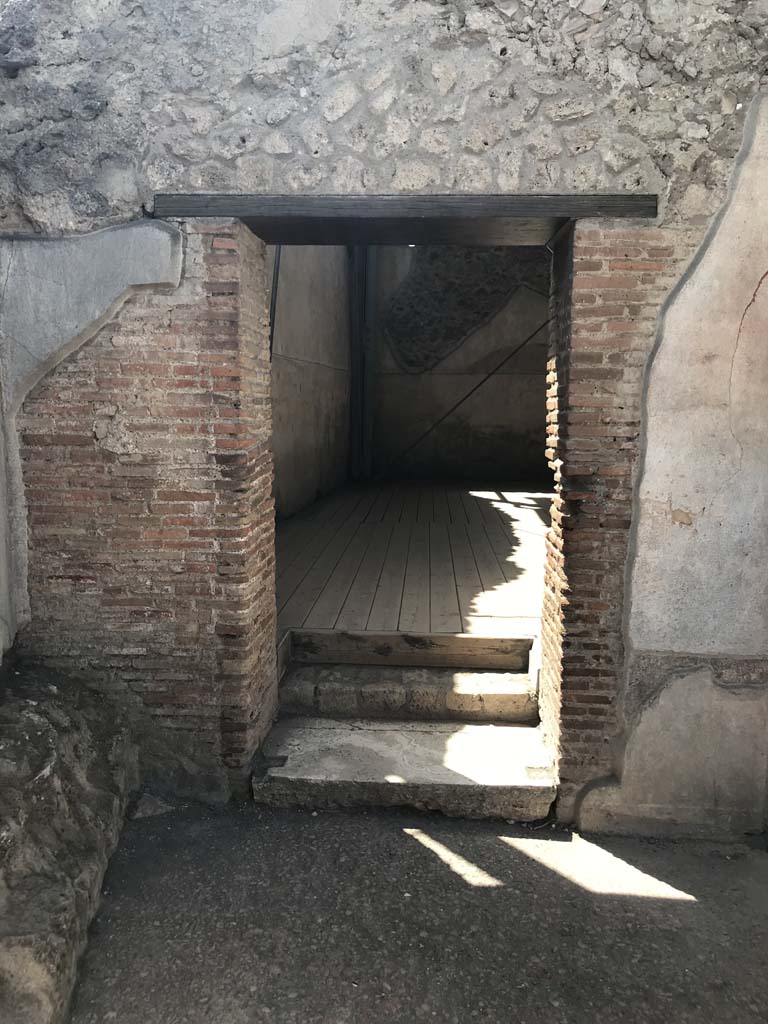 VII.1.8 Pompeii. April 2019. Entrance doorway to destrictarium E at west end of south portico B. 
Photo courtesy of Rick Bauer.