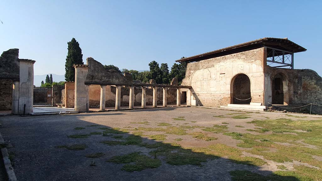 VII.1.8 Pompeii. July 2021. 
Looking towards south portico with entrance, on left, and south-west corner of gymnasium C, on right.
Foto Annette Haug, ERC Grant 681269 DÉCOR