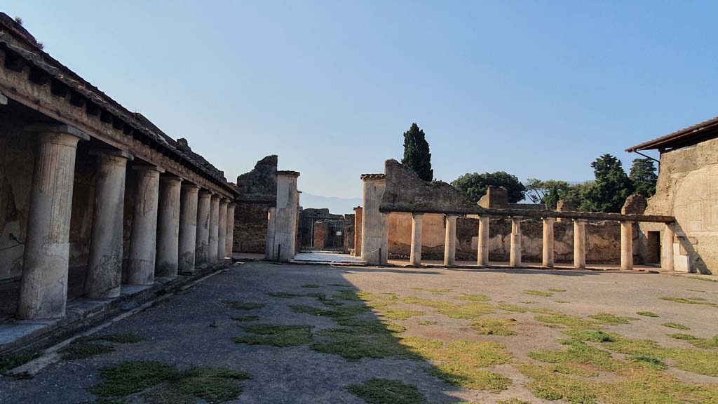VII.1.8 Pompeii. July 2021. Looking across gymnasium C towards entrance vestibule, centre left, and south portico B.
Foto Annette Haug, ERC Grant 681269 DÉCOR