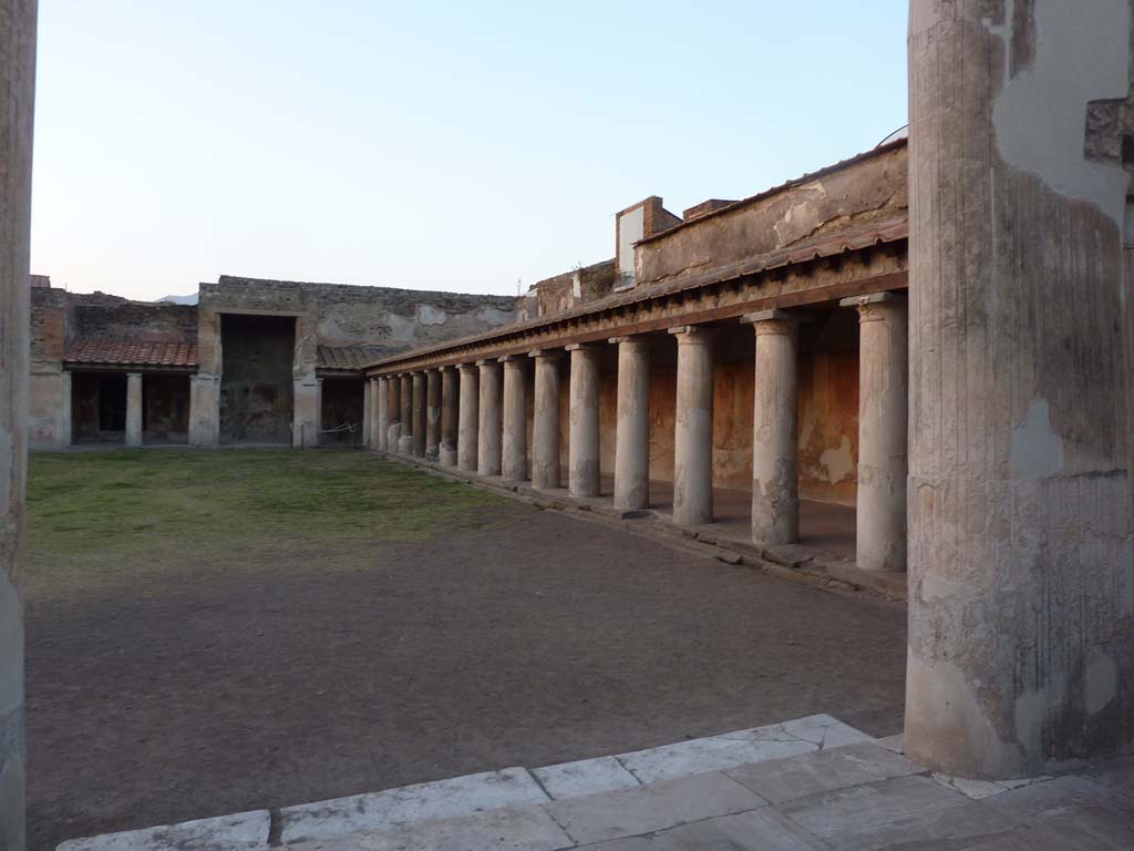 VII.1.8 Pompeii. October 2014. Looking north-east along east portico from north end of Vestibule A.
Foto Annette Haug, ERC Grant 681269 DÉCOR