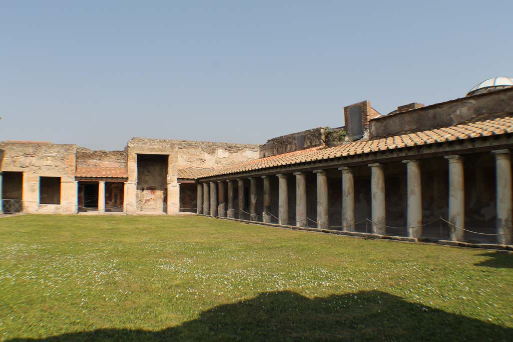VII.1.8 Pompeii. March 2014. Looking north-east along east portico B.
Foto Annette Haug, ERC Grant 681269 DÉCOR