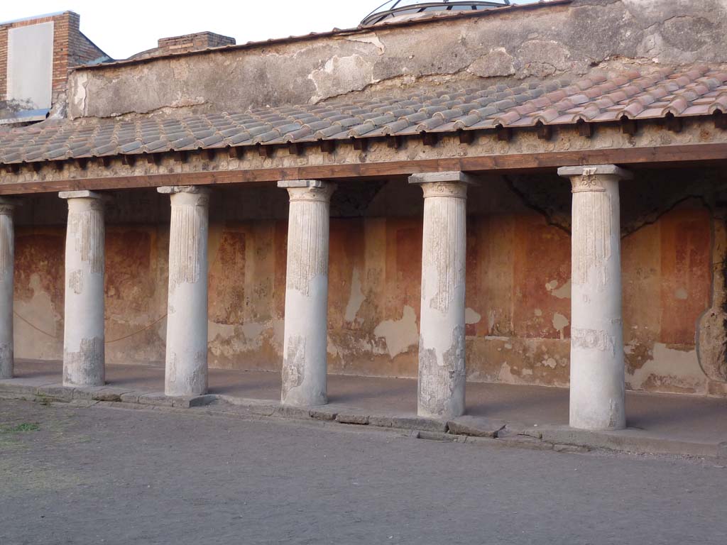 VII.1.8 Pompeii. October 2014. East portico B, looking towards wall decoration and pillars on portico.
Foto Annette Haug, ERC Grant 681269 DÉCOR