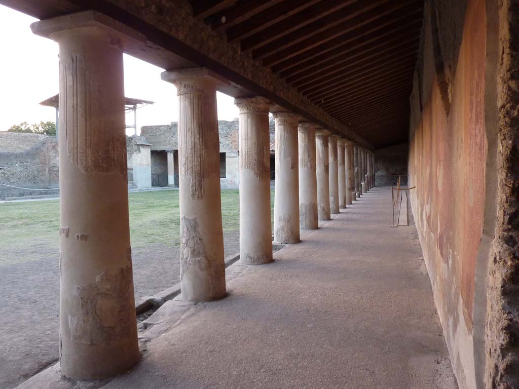 VII.1.8 Pompeii. October 2014. East portico B, looking north-west towards columns. 
Foto Annette Haug, ERC Grant 681269 DÉCOR