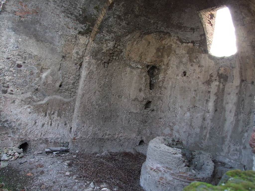 VII.1.8 Pompeii. December 2006. 
South end of west end wall of men’s calidarium 5 with remains of support for marble drinking water basin. 
The skylight in the apse, which has been reconstructed, also helped to regulate the temperature.