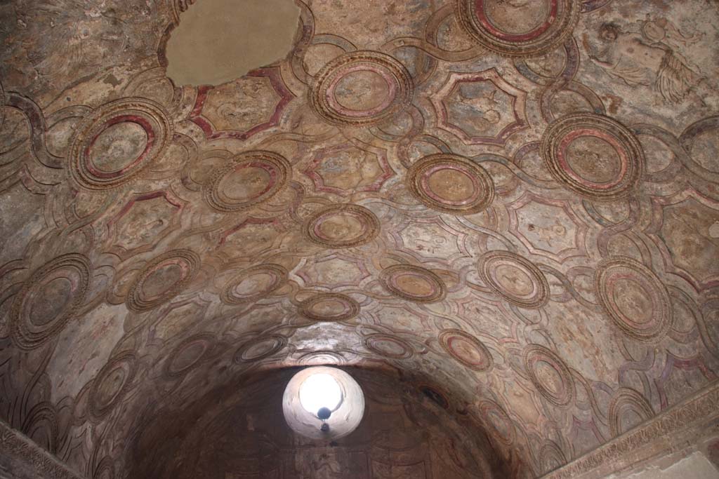 VII.1.8 Pompeii. September 2017. Looking across vaulted decorated ceiling towards west wall of vestibule 1. 
Photo courtesy of Klaus Heese.
