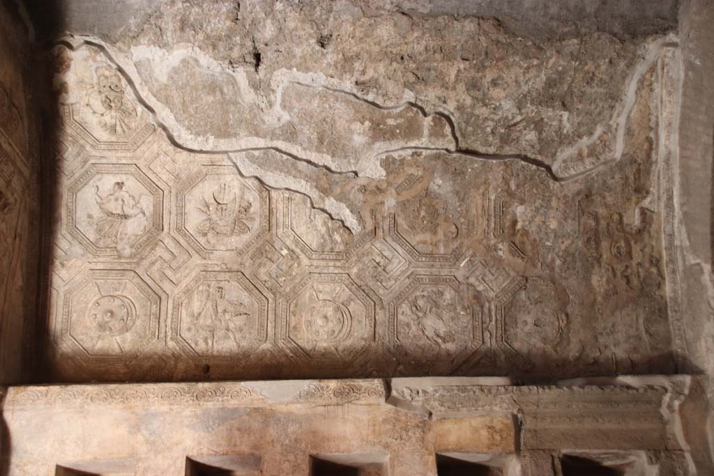 VII.1.8 Pompeii. September 2017. North wall, west end, detail of stucco plaster in men’s changing room 2. 
Photo courtesy of Klaus Heese.