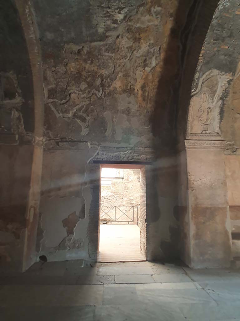 VII.1.8 Pompeii. July 2021. 
North wall at east end of men’s changing room 2, with doorway into tepidarium 3. 
Foto Annette Haug, ERC Grant 681269 DÉCOR