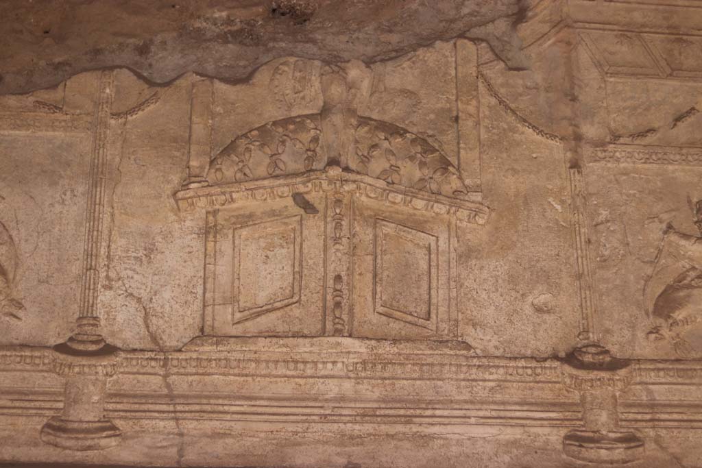 VII.1.8 Pompeii. September 2017. Detail of plaster from upper centre of east wall of men’s changing room 2. 
Photo courtesy of Klaus Heese.