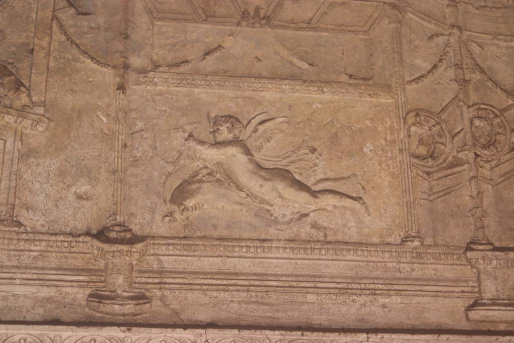 VII.1.8 Pompeii. September 2017. Detail of plaster from south end of east wall of men’s changing room 2. 
Photo courtesy of Klaus Heese.