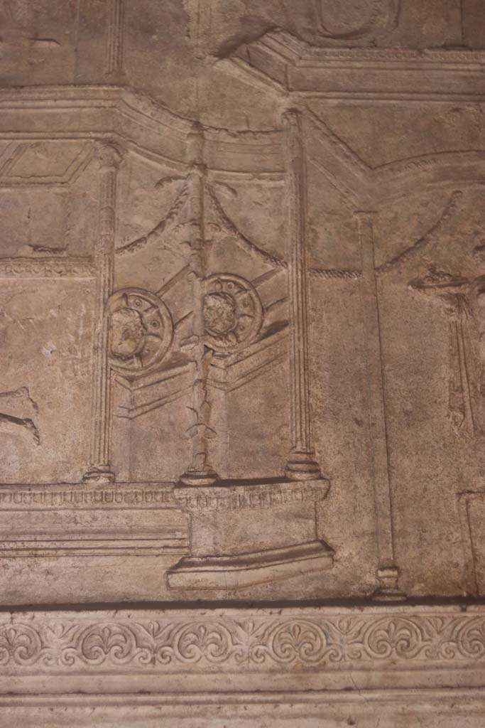 VII.1.8 Pompeii. September 2017. Detail of decorative stucco from south end of upper east wall of men’s changing room 2. 
Photo courtesy of Klaus Heese.