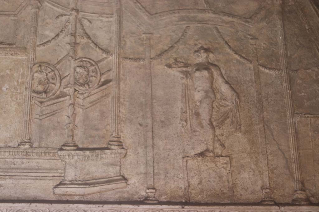 VII.1.8 Pompeii. September 2017. 
Detail of decorative stucco from south end of upper east wall of men’s changing room 2. 
Photo courtesy of Klaus Heese.