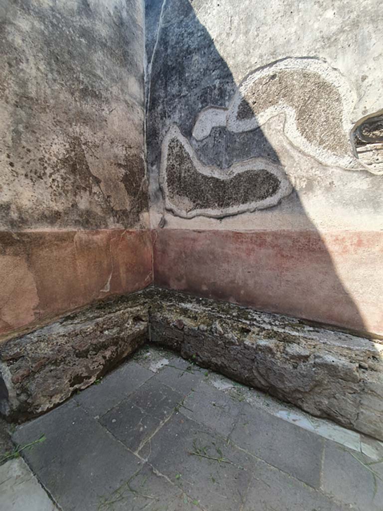 VII.1.8 Pompeii. July 2021. Looking south-west towards stone benches in waiting room 2a.
Foto Annette Haug, ERC Grant 681269 DÉCOR