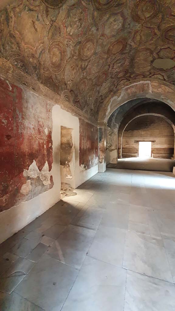 VII.1.8 Pompeii. July 2021. 
Looking east along north wall and  ceiling in Vestibule 1.
Foto Annette Haug, ERC Grant 681269 DÉCOR
