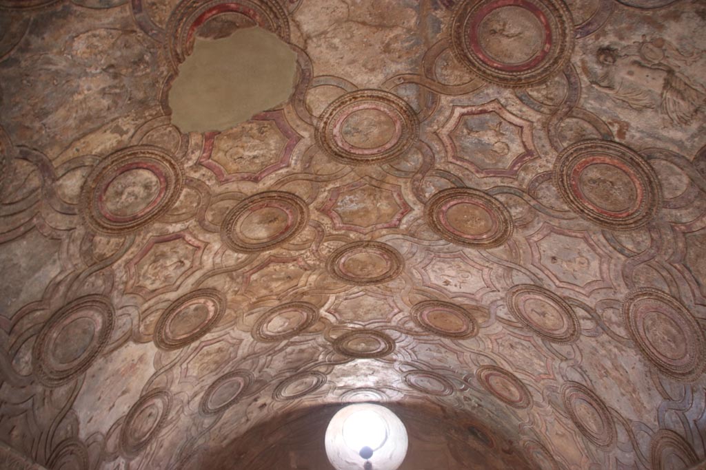 VII.1.8 Pompeii. October 2022. Vestibule 1, looking west across stucco ceiling. Photo courtesy of Klaus Heese.