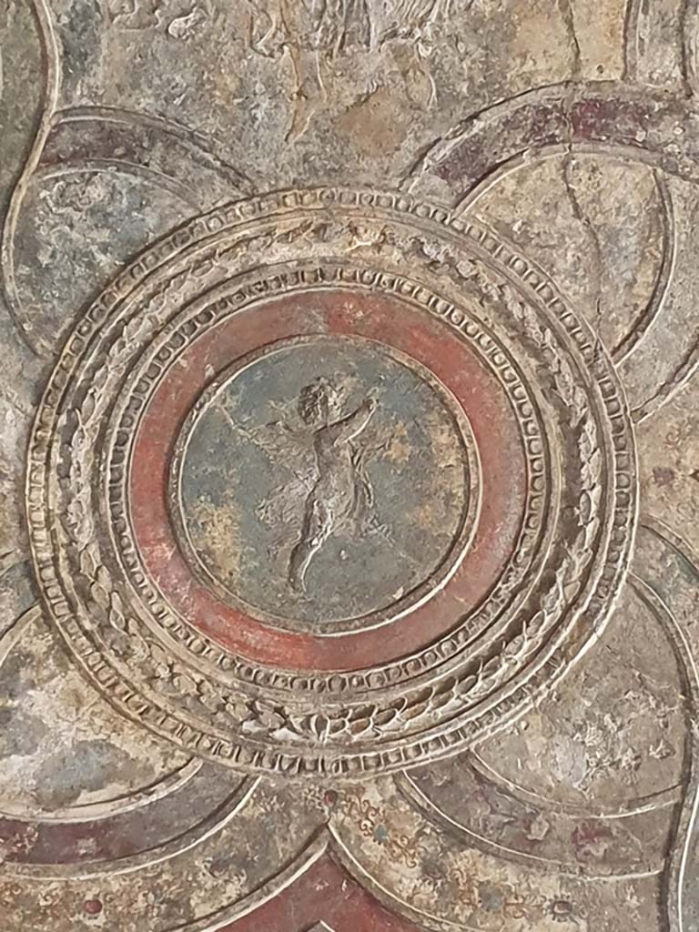 VII.1.8 Pompeii. July 2021. Detail of stucco cupid from ceiling in vestibule 1.
Foto Annette Haug, ERC Grant 681269 DÉCOR