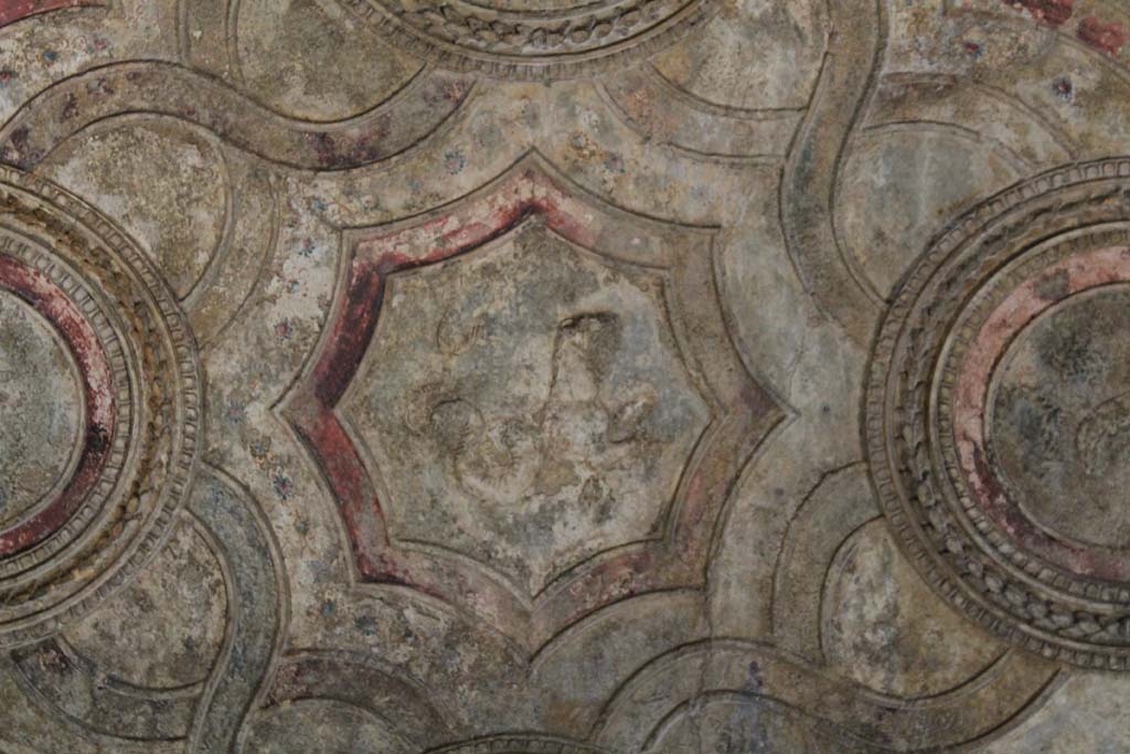 VII.1.8 Pompeii. March 2014. Detail of stucco from ceiling in vestibule 1.
Foto Annette Haug, ERC Grant 681269 DÉCOR