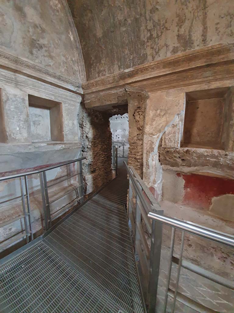 VII.1.8 Pompeii. July 2021. South-east corner of women’s changing room 11, with doorway to tepidarium 10, in centre.  
Foto Annette Haug, ERC Grant 681269 DÉCOR