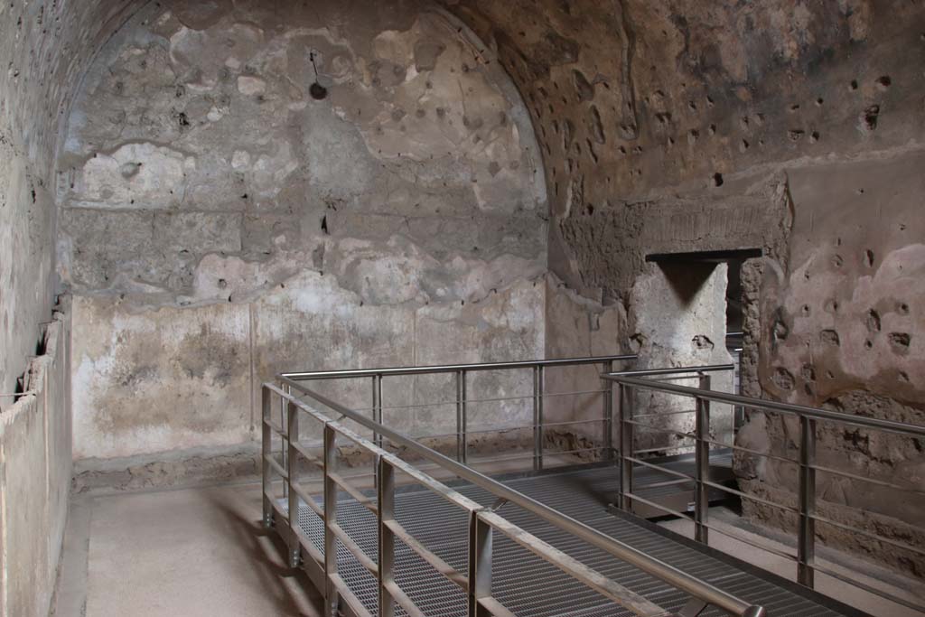 VII.1.8 Pompeii. September 2017. Looking towards east end of tepidarium 10, with doorway to calidarium 9, on right. 
Photo courtesy of Klaus Heese.