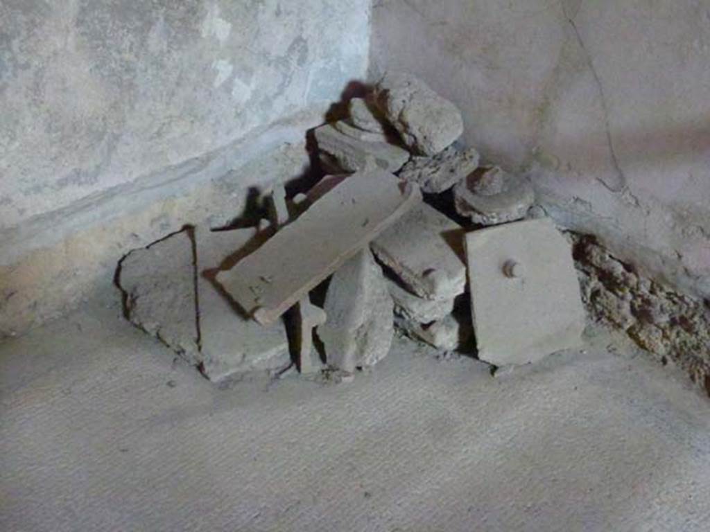 VII.1.8 Pompeii. June 2012. South-east corner of tepidarium 10, with broken “tegulae mammatae”. Photo courtesy of Michael Binns.