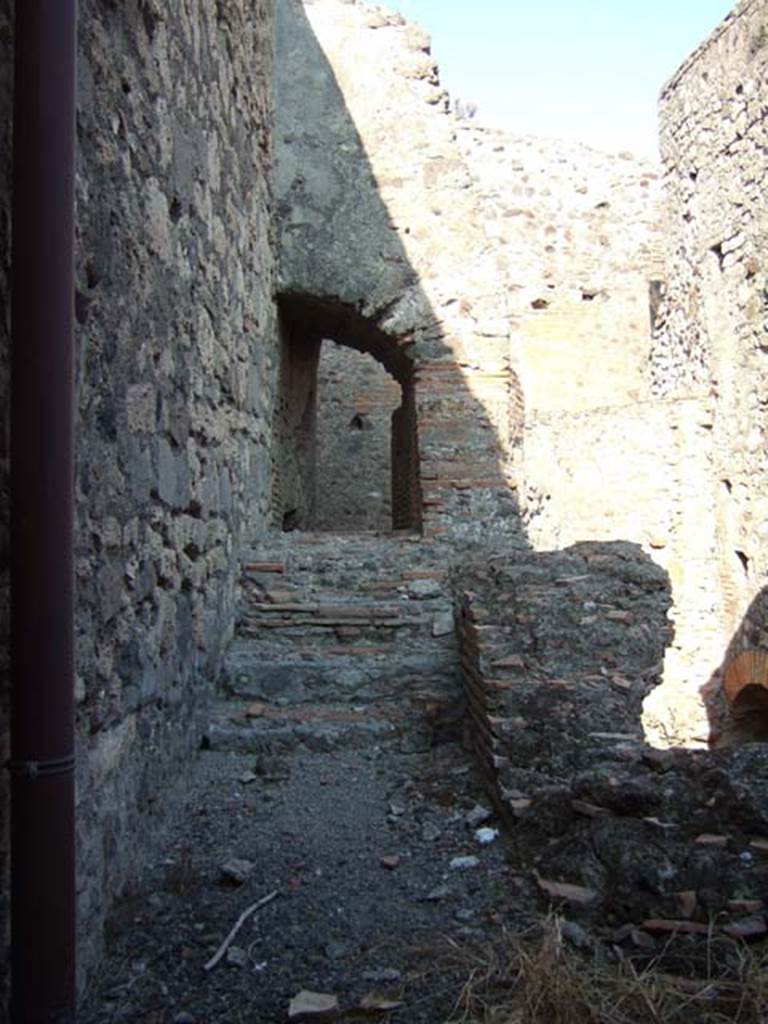 VII.1.8 Pompeii. September 2005. 
Praefurnium 7 with steps to water tanks 6 and entrance VII.1.15 through arch.