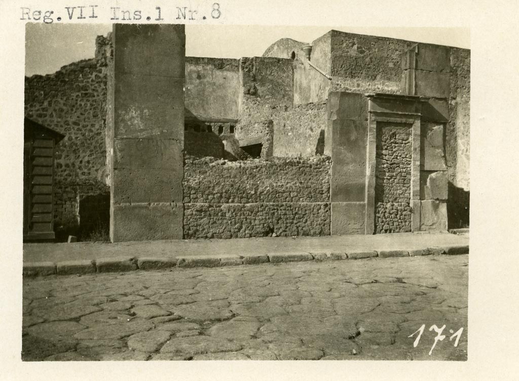 VII.1.9 Pompeii, on left. Pre-1937-39. Looking north towards two blocked doorways between VII.1.9 and VII.1.10, on right.
Photo courtesy of American Academy in Rome, Photographic Archive. Warsher collection no. 171.