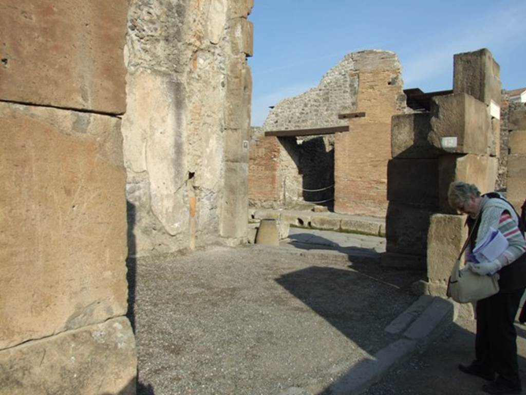 VII.1.12 Pompeii. December 2007. Entrance on Via dell’Abbondanza. 
Looking east towards VII.1.13 entrance on Via Stabiana. For graffiti, found in August 1853, between VII.1.11 and 12, pilaster on the left, see VII.1.11.